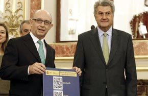 El ministro de Hacienda y Administraciones Públicas, Cristóbal Montoro, (i) junto al presidente del Congreso, Jesús Posada 