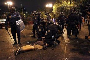 Agentes de los antidisturbios detienen a una persona cerca del Congreso de los Diputados durante la protesta por el 25-S. (Jorge París)