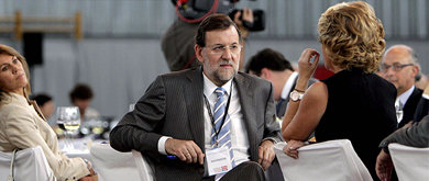Mariano Rajoy y Esperanza Aguirre charlan en presencia de Cospedal durante el American Business Council