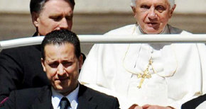 En primer plano, el ex mayordomo del Papa