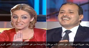 Zeina Yazjy, periodista de Dubai TV, en su entrevista con el ministro Salah Abdel Maksud.