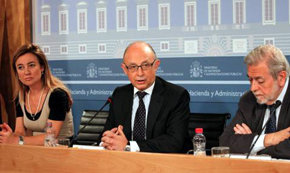El ministro de Hacienda, Cristóbal Montoro, y parte de su equipo en la presentación de los Presupuestos de 2013. 

