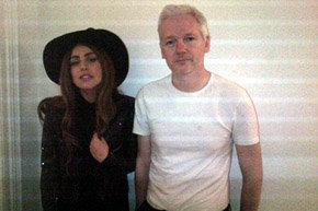 Lady Gaga  visitó a Julian Assange