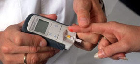 Un diabético compruena su nivel de azúcar con un Glucómetro
