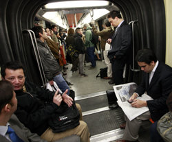 La idiosincrasia del chileno viaja en Metro