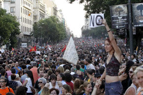 Manifestación contra los recortes a su paso por la calle Alcalá