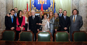 La delegada del Gobierno en Madrid, Cristina Cifuentes, junto a Javier Aguilar (primero a la derecha en la foto)