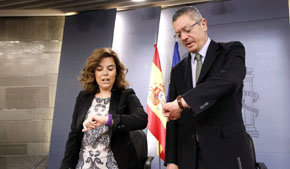 La vicepresidenta del Gobierno, Soraya Sáenz de Santamaría, y el ministro de Justicia, Alberto Ruíz-Gallardón, en  la rueda de prensa