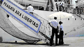 Fragata Libertad en Ghana (foto Reuters)