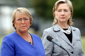 Michelle Bachelet (i) junto a Hillary Clinton