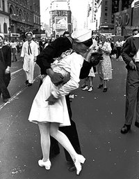 El 14 de agosto de 1945, al anunciarse que Japón se había rendido, Alfred Eisenstaedt fotografió la imagen que se transformó en un símbolo del fin de la II Guerra Mundial.