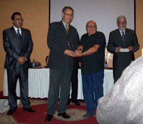 Momento de la entrega de una distincion a nuestro colaborador Quino Moreno por parte del gobierno de Marruecos
