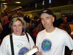 Luis Marquina y Emilia Curiel, poco antes de embarcar en el aeropuerto de Barajas rumbo a Argentina 