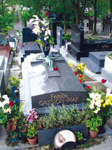El cementerio de Pêre Lachaise de Paris, es famoso por la cantidad de celebridades que reposan en su campo: Oscar Wilde, Edith Piaf (en la foto) y Jim Morrison entre otros, están enterrados allí.