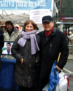 Esperanza Martí­n, de Vida Universal en Madrid, junto a Egidio Moreno, quien se desplazó desde Alemania para estar presente en esta jornada de difusión. (Foto: J.I.Vera)