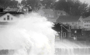 EE.UU. Olas golpeando con fuerza en Massachusetts, ante la aproximación del huracán Sandy. Lunes 29 de octubre de 2012  (AFP)