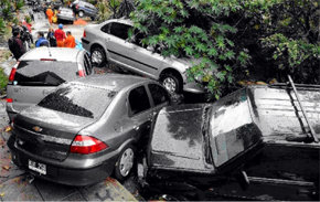 Argentina.  29/10/2012. Automóviles apilados por el viento e inundación de calles en la provincia de Buenos Aires (Cadena 3)