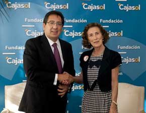 Antonio Pulido y Mª Luisa Guardiola firmando el convenio en la sede de Cajasol en Sevilla