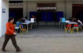 Un lugar de votación prácticamente desierto al mediodia de la jornada electoral