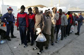 El colectivo africano es lejos, el más perjudicado por el desempleo...