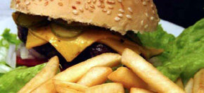 Las perjudiciales grasas trans abundan en las hamburguesas.