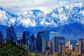 Una vista de Santiago, capital de Chile con el impresionante fondo de la Cordillera de Los Andes