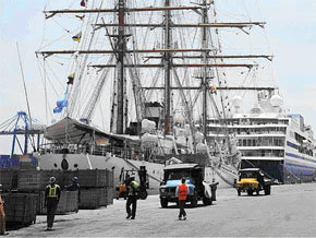 Fragata Libertad retenida en Ghana y amarrada en lugar que las autoridades africanas necesitarían para sus operaciones comerciales (foto de prensa)