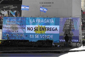Centro de la Ciudad de Buenos Aires, Obelisco con carteles (foto de prensa- 7/11/ 2012)