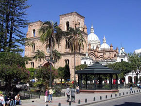 Cuenca, ciudad colonial de Ecuador, distinguida por la artesanía y entorno paisajístico