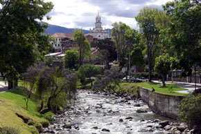 Cuenca, ciudad colonial de Ecuador, distinguida por la artesanía y entorno paisajístico