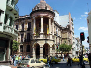 Cuenca, ciudad colonial de Ecuador, distinguida por la artesanía y entorno paisajístico