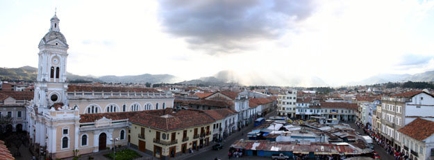 Cuenca, ciudad colonial de Ecuador, distinguida por la artesanía y entorno paisajístico