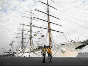 Conflictos con la Fragata Libertad en Ghana por resistencia de los marinos a moverla (foto de prensa)