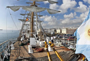 Argentina evalúa enviar a Ghana 50 marinos para 'desencallar' la fragata Libertad