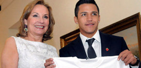 Alexis, con Cecilia Morel, esposa del presidente chileno Sebastián Piñera 