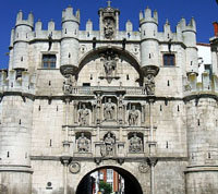 Ignacio del Rio, pintura reciente en el arco de Santa María de Burgos