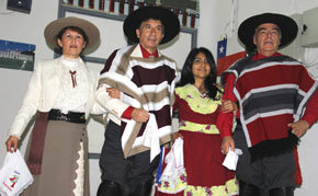 El grupo instructor de cueca en Casa Chile de  Madrid. De (i) a (d): María Elena, Alejandro, Margarita y Rolando  (Foto: Dubal)