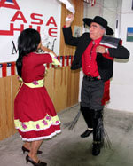 Margarita y Rolando bailando un 'pie de cueca' (Foto: Dubal)