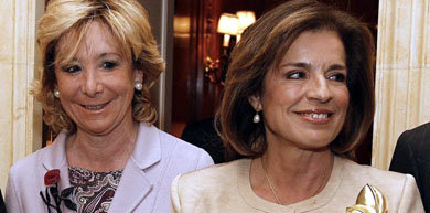 La presidenta del PP madrileño, Esperanza Aguirre (i), y la alcaldesa, Ana Botella. 

