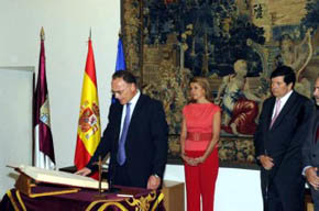 Dolores de Cospedal en la ceremonia de juramento del cargo de Emilio Sanz
