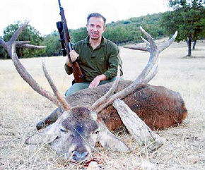 El consejero de Turismo de Baleares, Carlos Delgado, sentado sobre un ciervo muerto. Foto: Última Hora

