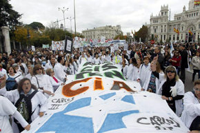 Una 'marea blanca' colapsa el centro de Madrid en defensa de la sanidad pública