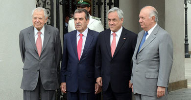 El presidente chileno Sebastián Piñera 
junto a los ex Mandatarios Patricio Aylwin, Eduardo Frei y Ricardo Lagos 
