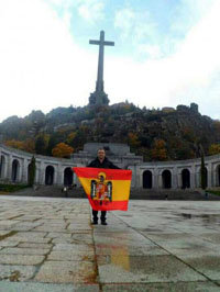 Un concejal del PP se fotografía en la explanada del Valle de los Caídos con la bandera franquista