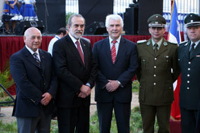 El Gobernador de la Provincia de Quillota, Jorge Ebner, junto a autoridades universitarias y militares.