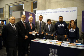 En el grabado se observa al profesor Mario González; al Director de la USM, Sede Viña del Mar, Güido Almagiá; al Gobernador de la Provincia de Quillota, Jorge Ebner; al Senador Ignacio Walker; al alcalde de la ciudad de Quillota, Luis Mella; y a los alumnos de la USM