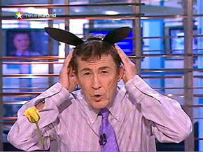 Fernando Sánchez Dragó, en Telemadrid con orejas de burro, cuando tuvo que pedir disculpas por llamar sucios a los madrileños