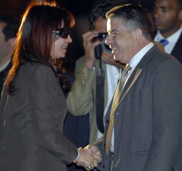Fernï¿½ndez es la primera mandataria argentina que va a La Habana desde 1986. en la imagen, saluda al vicepresidente cubano Carlos Lage 