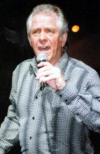 Dave Dee en una de sus actuaciones cuando contaba con 65 años de edad 