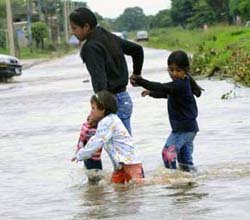 Las inclemencias del tiempo azotan con fuerza regiones pobres de Bolivia 